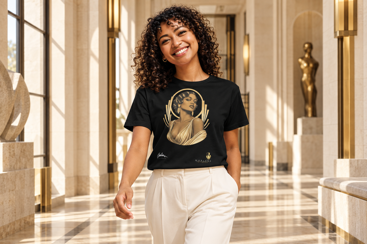 Mujer con la camiseta Golden Muse de Época Infinita en una galería de inspiración art déco.