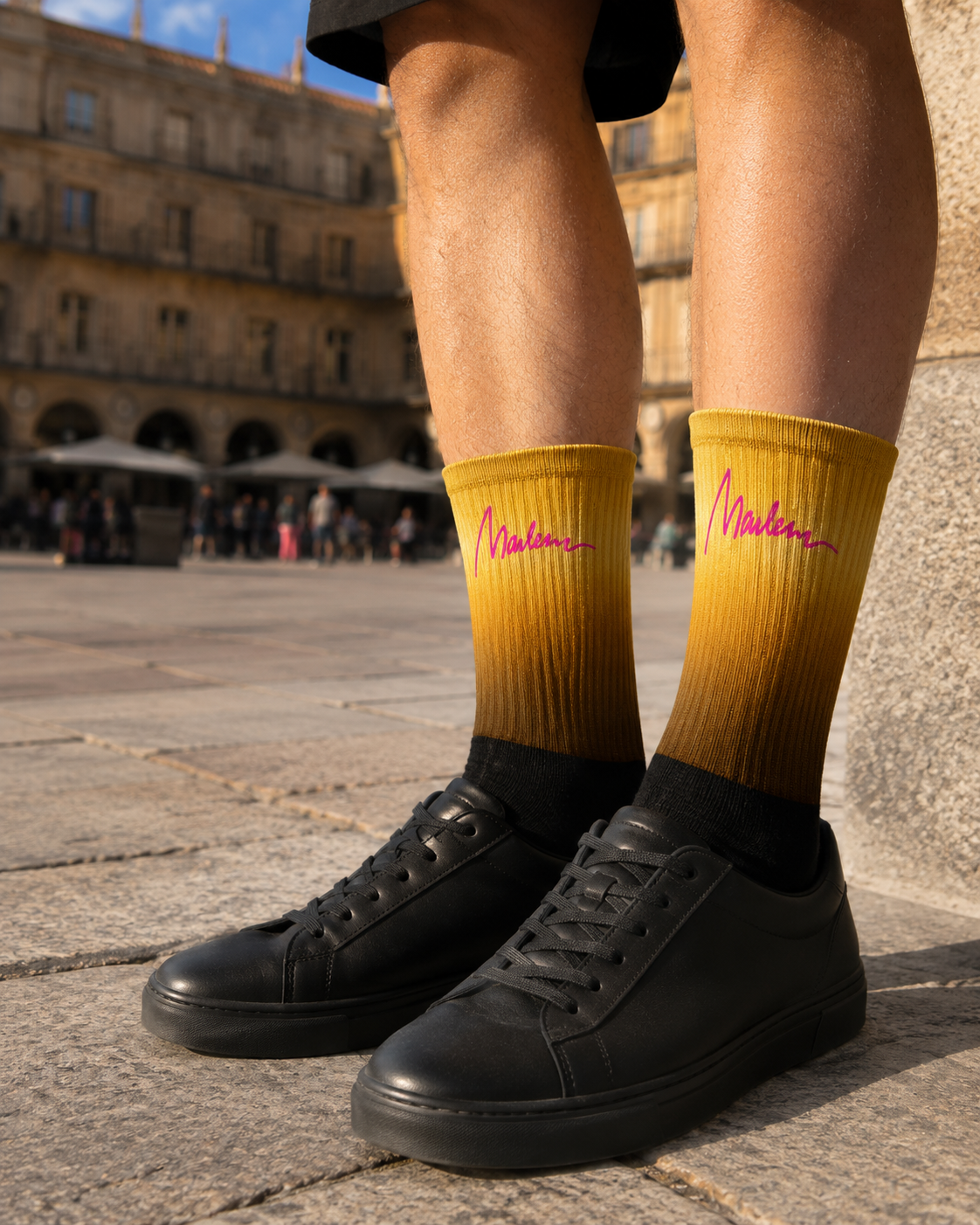 Calcetines Marlene Gold Signature en plaza soleada