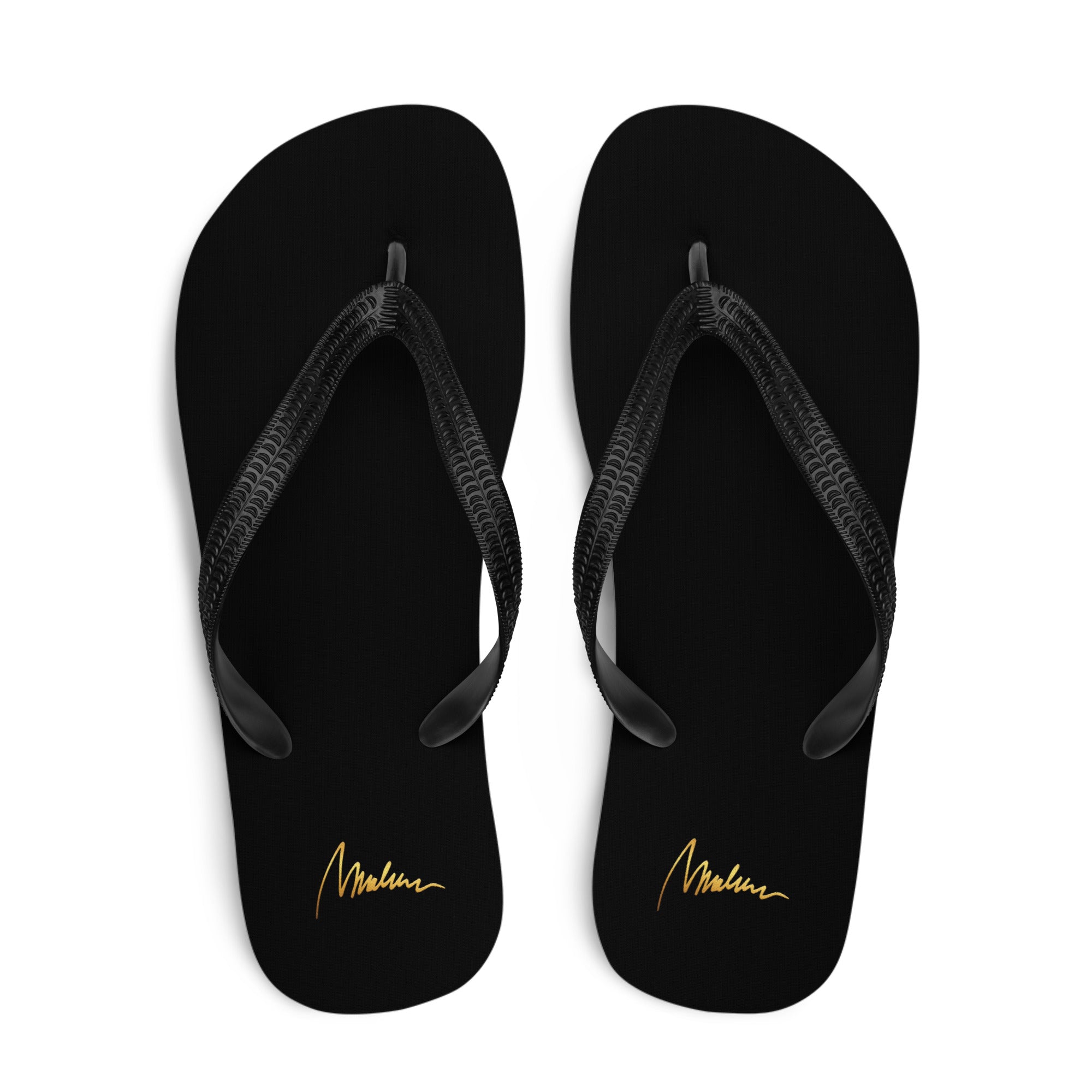 Chanclas negras con la firma dorada de Marlene