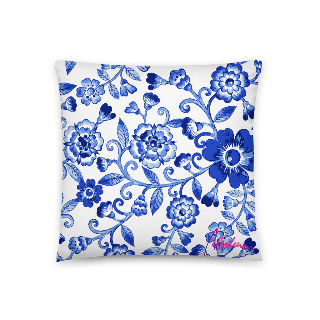 Cojín básico Marlene de flores azules — 18 × 18 pulgadas, vista frontal