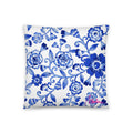 Cojín básico Marlene de flores azules — 18 × 18 pulgadas, vista frontal