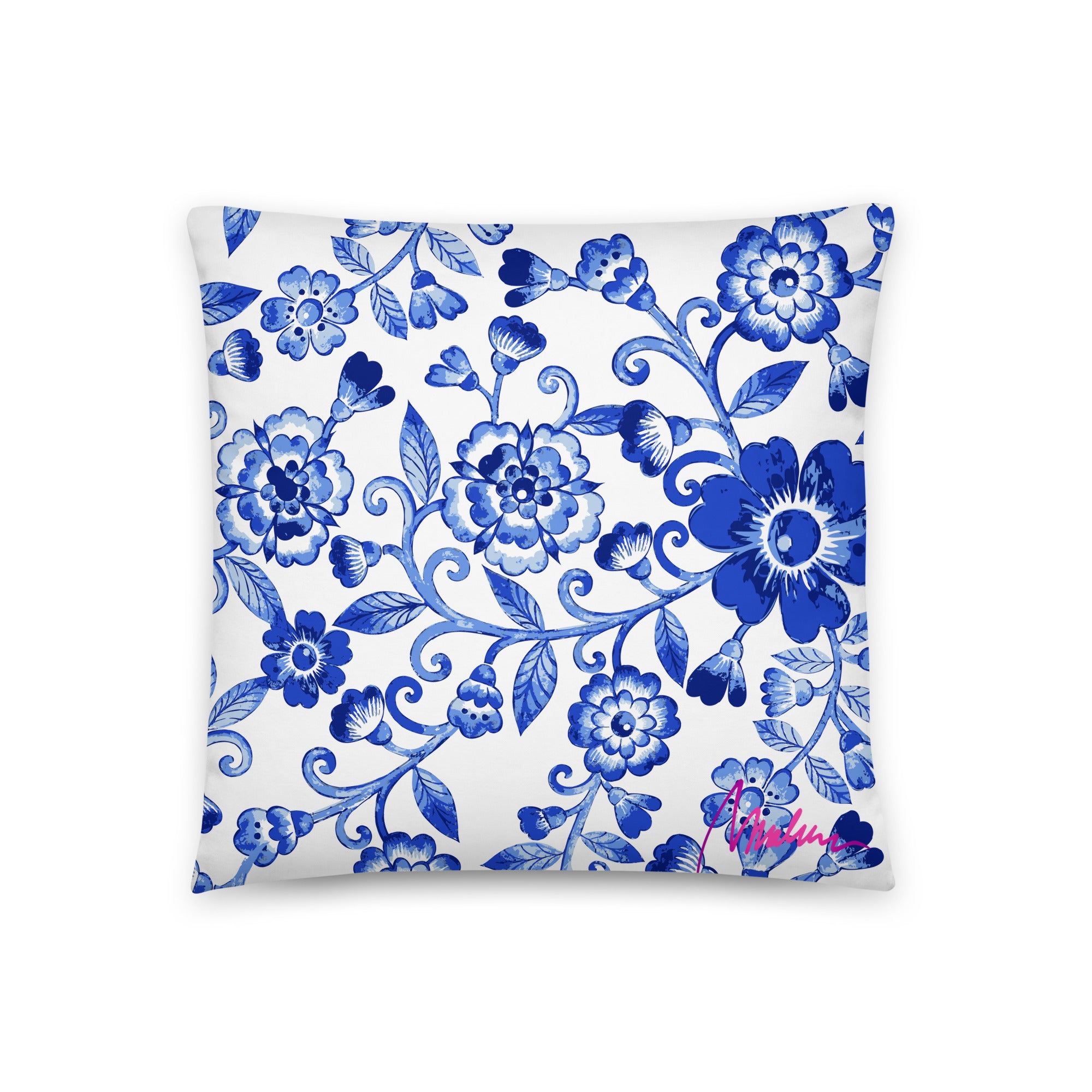 Cojín básico Marlene de flores azules — 18 × 18 pulgadas, vista frontal