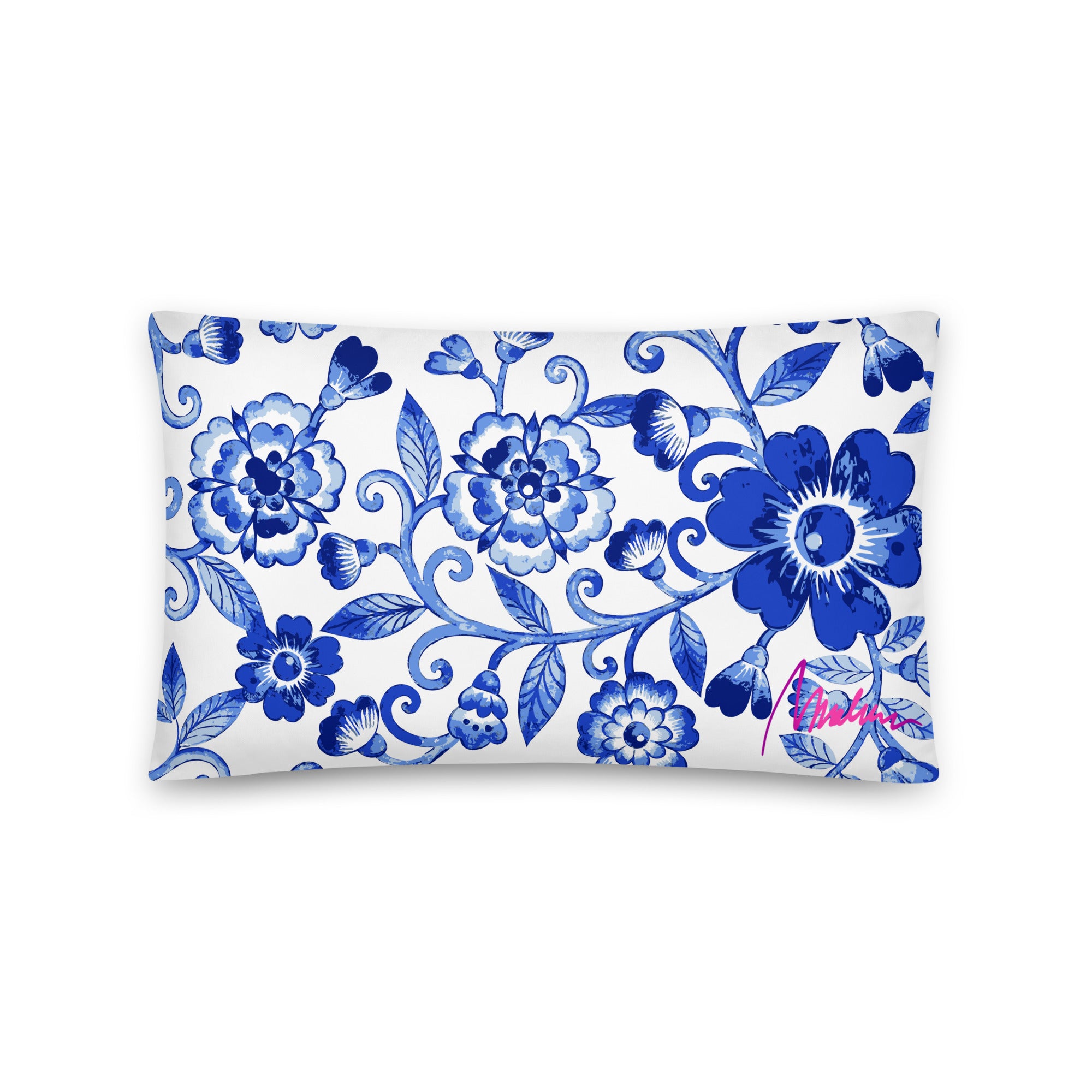 Cojín básico Marlene de flores azules — 20 × 12 pulgadas, vista frontal
