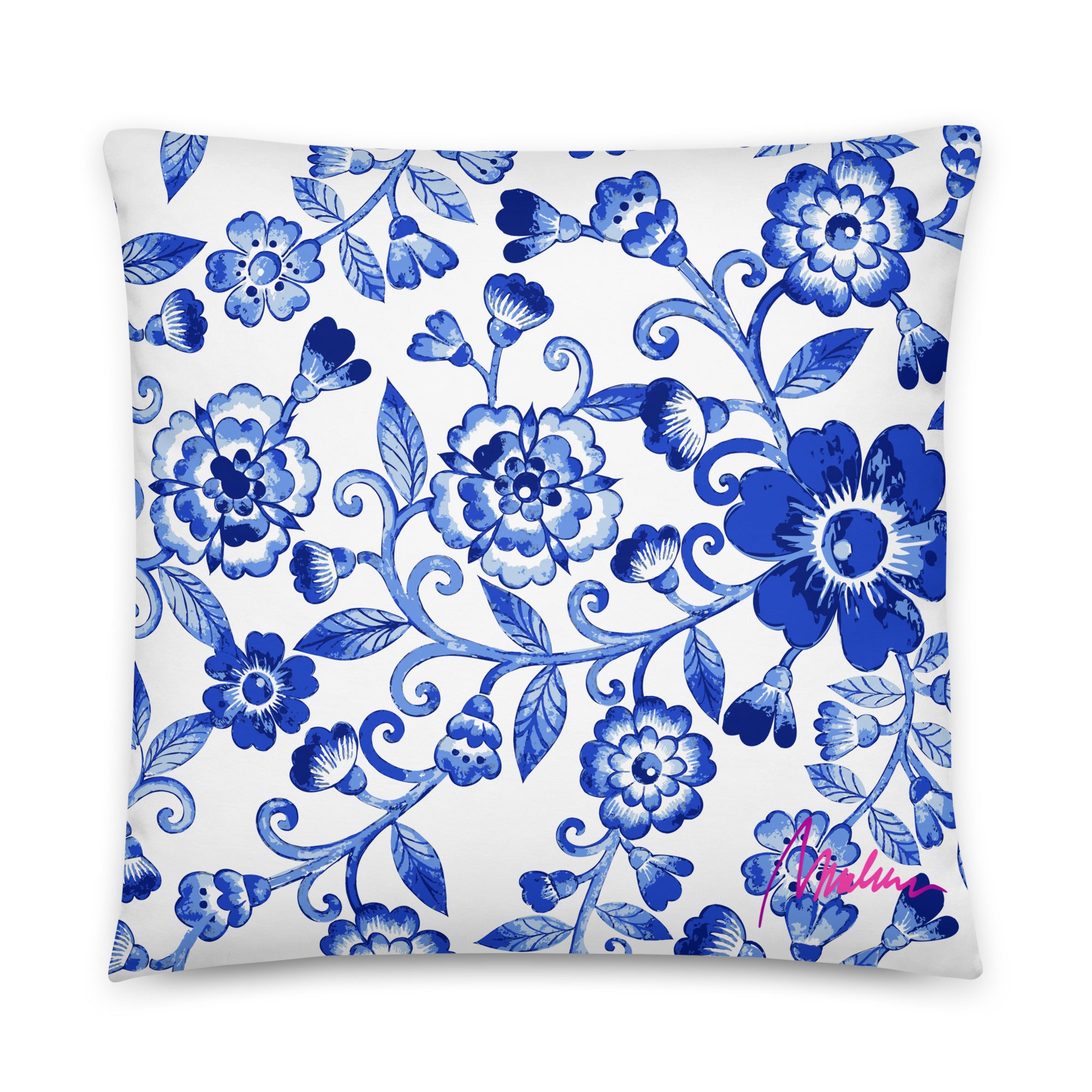 Cojín básico Marlene de flores azules — 22 × 22 pulgadas, vista frontal