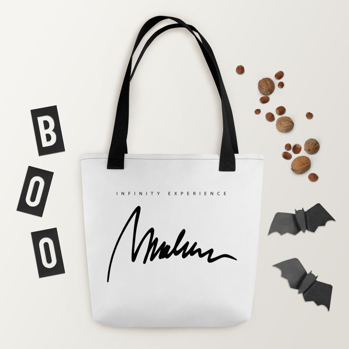 Marlene Crest Carry: bolsa blanca con firma negra Marlene en el reverso y asas negras.