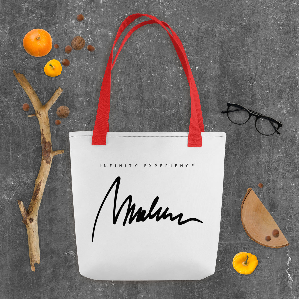 Marlene Crest Carry: bolsa blanca con firma negra Marlene en el reverso y asas rojas.