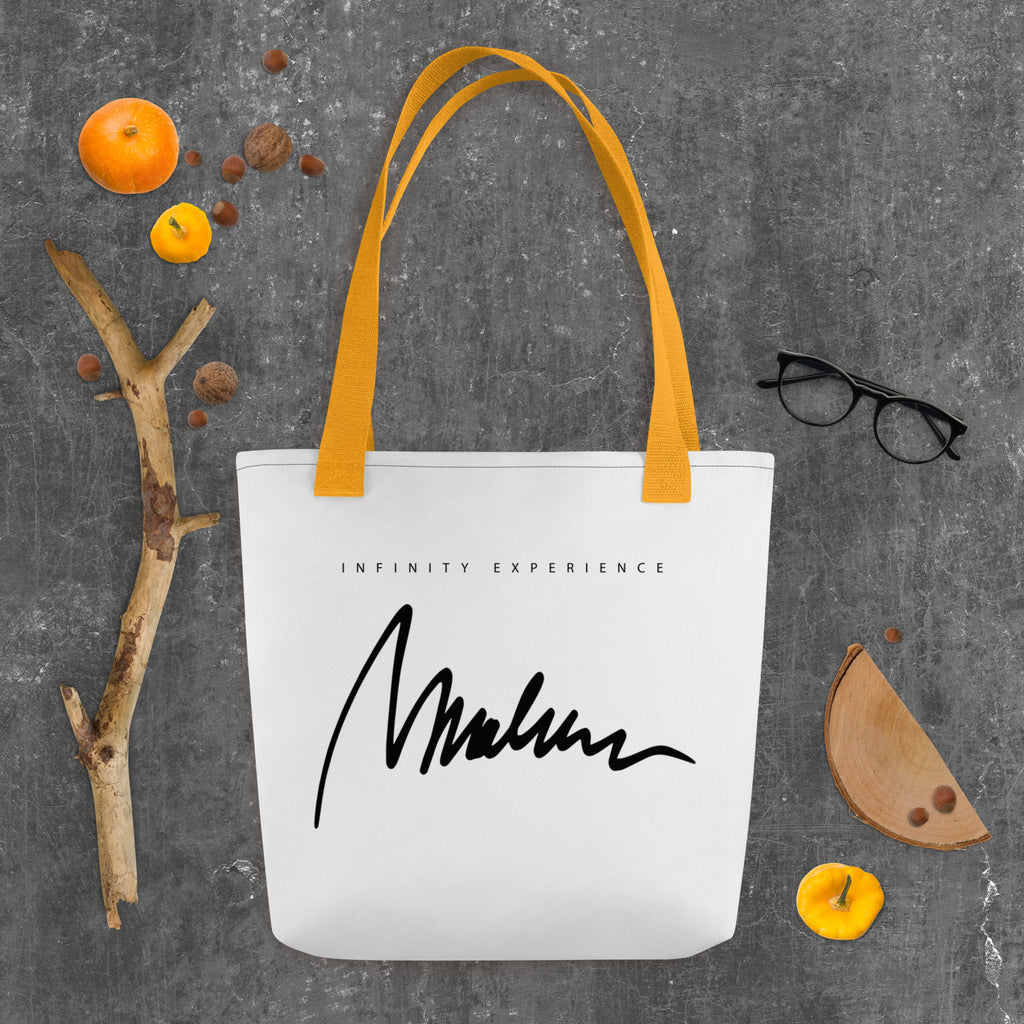 Golden Icon Carry: bolsa blanca con firma negra Marlene en el reverso y asas amarillas.