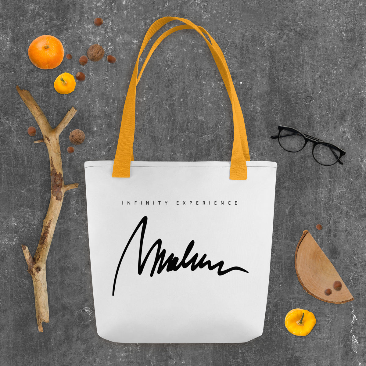 Golden Icon Carry: bolsa blanca con firma negra Marlene en el reverso y asas amarillas.