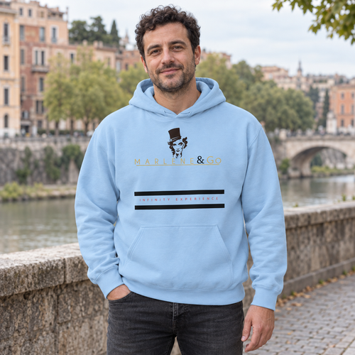 Blue Velvet — sudadera azul claro Marlene & Go, fotografía junto al río
