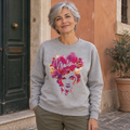 Charcoal Muse — sudadera gris jaspeada Marlene & Go con estampado multicolor, fotografía urbana