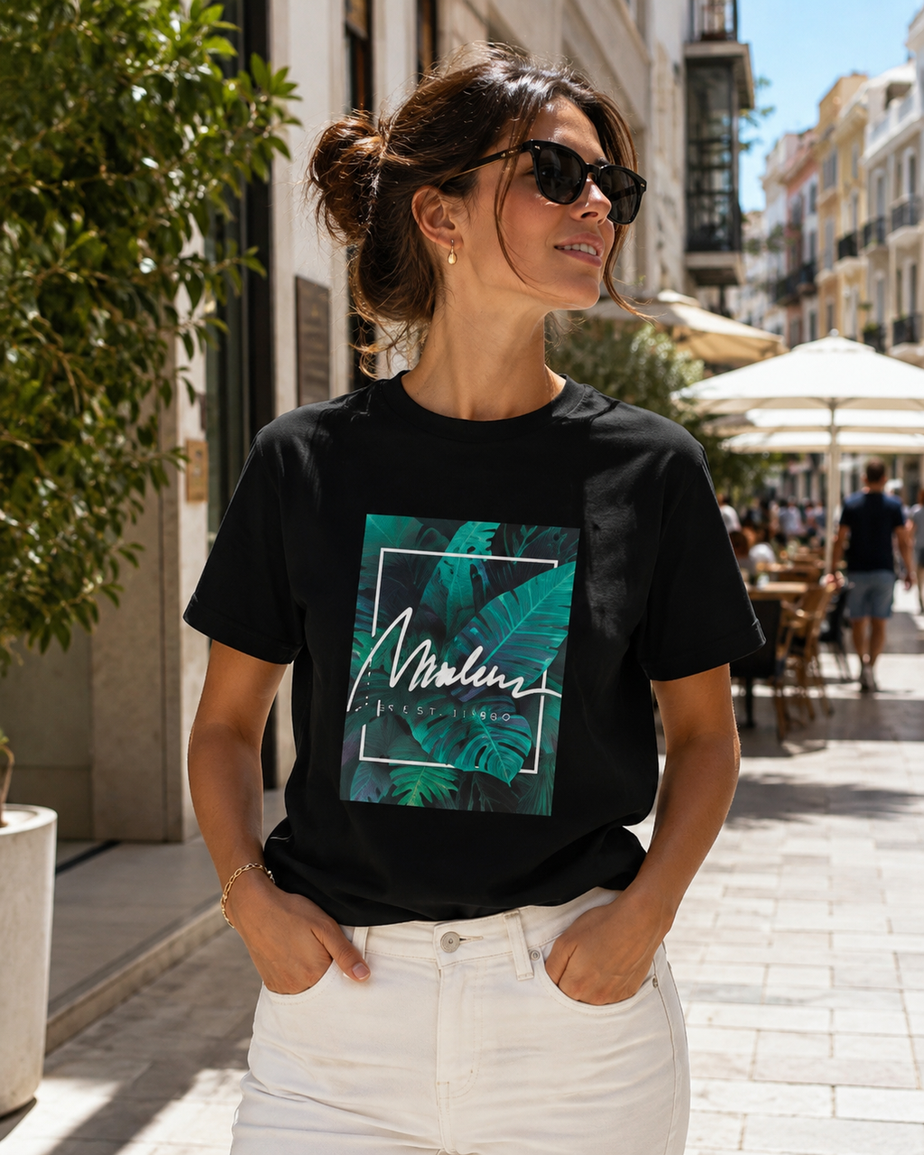 Mujer con camiseta Marlene de alto gramaje con diseño tropical en calle soleada