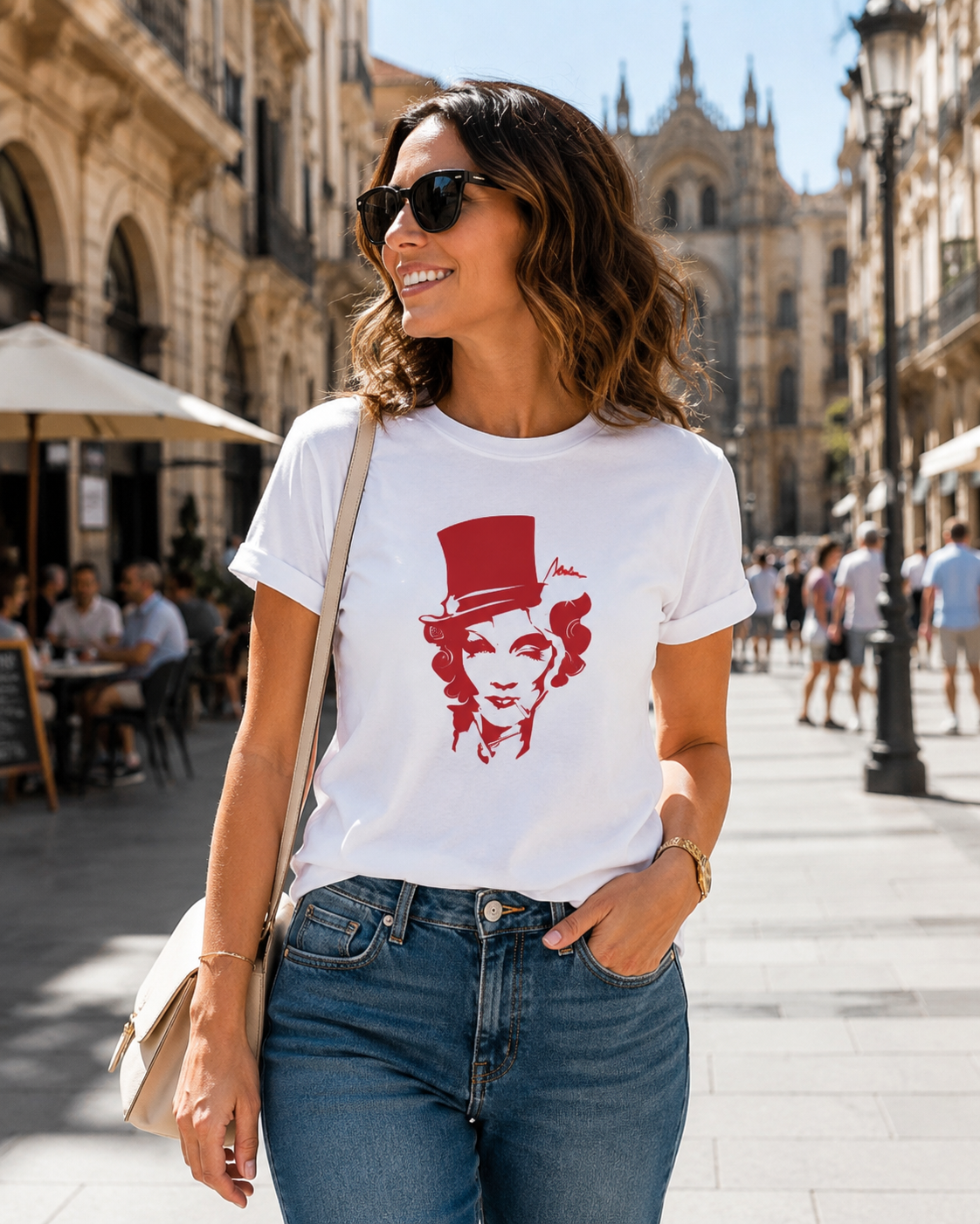 Mujer con camiseta blanca Marlene Scarlet Profile en plaza soleada
