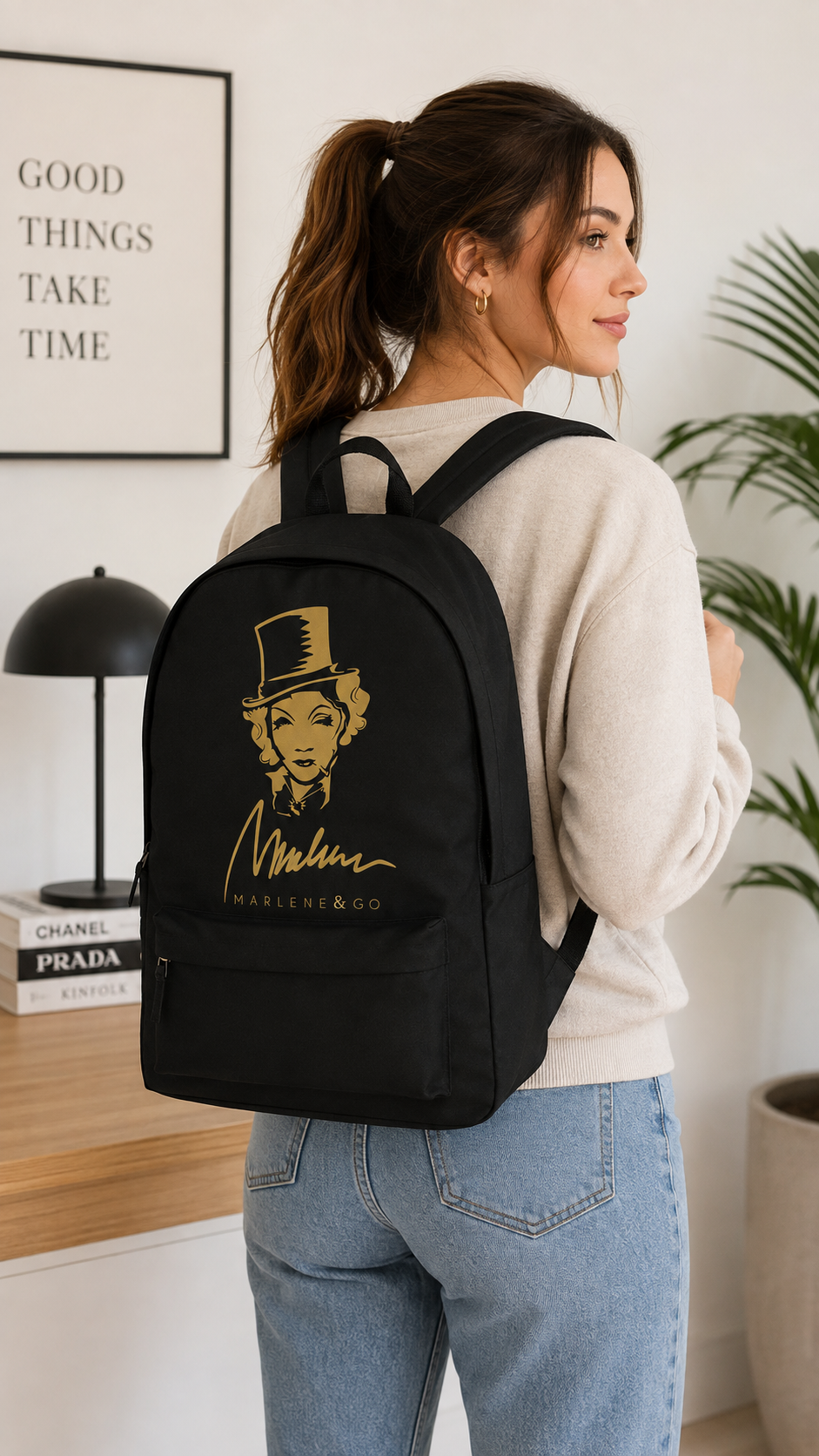 Mujer con mochila negra Marlene Gold Portrait en interior minimalista