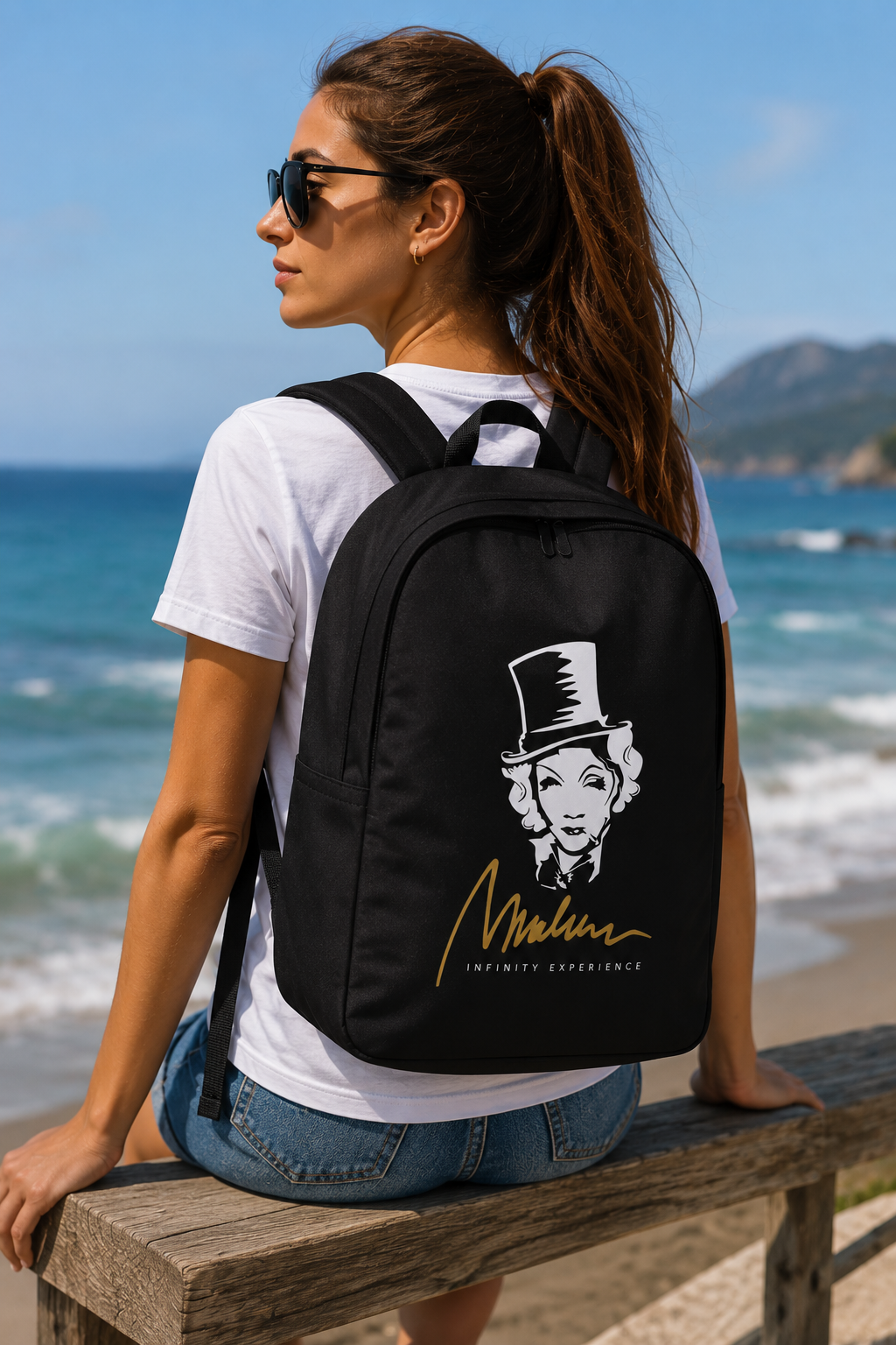 Mujer con mochila negra Marlene Infinity Signature junto al mar
