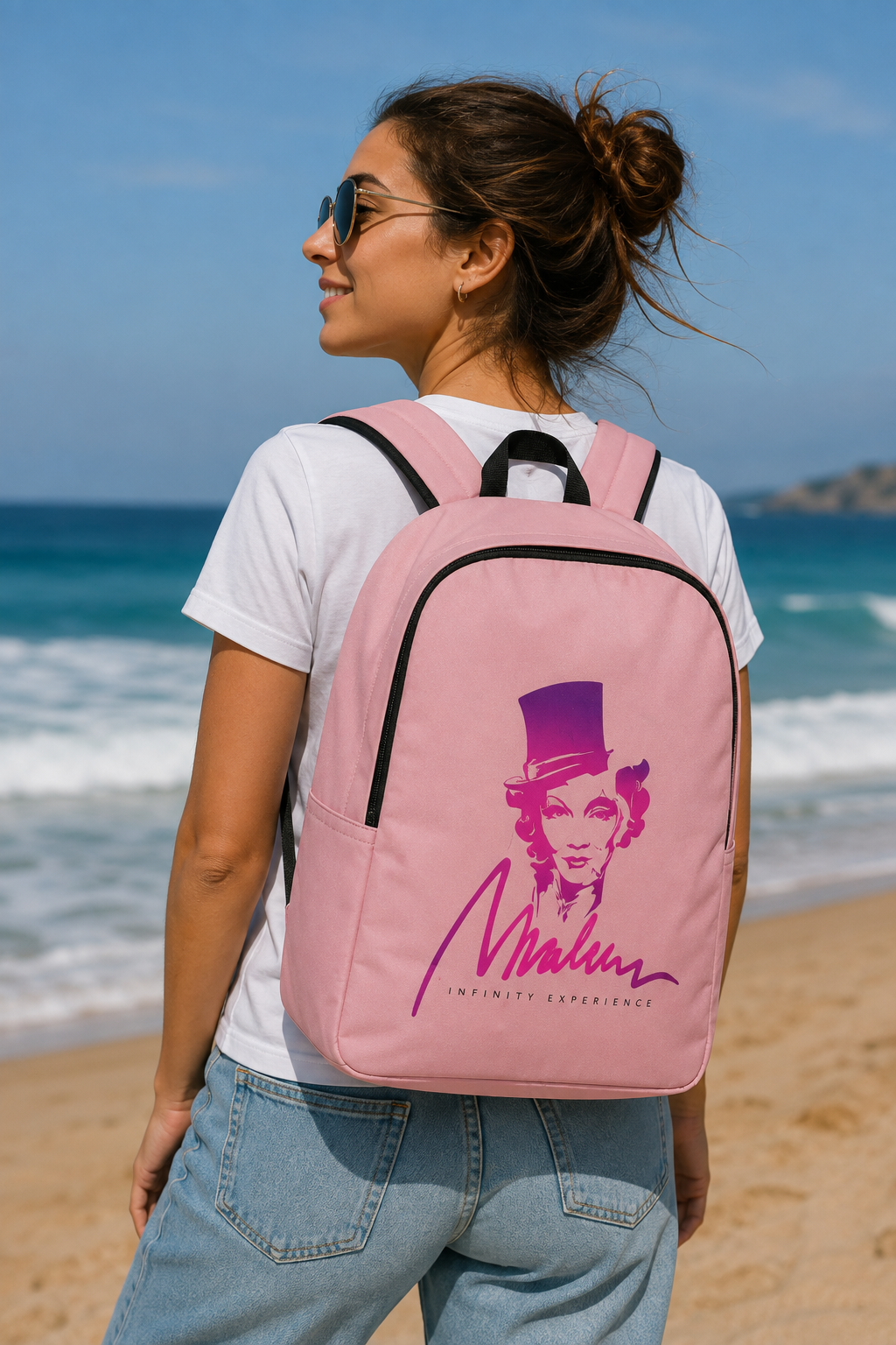 Mujer con mochila rosa Marlene Pink Portrait junto al mar