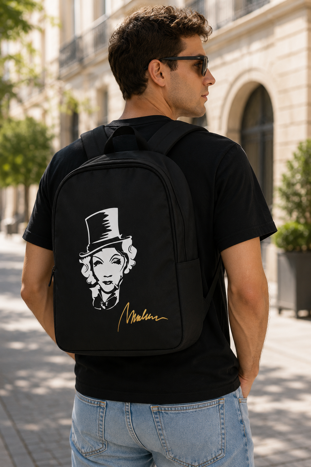Hombre con mochila negra Marlene Portrait blanco y negro en calle urbana