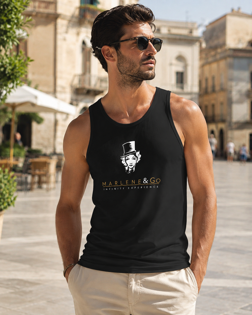 Hombre con camiseta de tirantes prémium Marlene & Go en plaza soleada