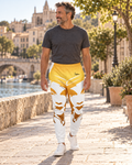 Modelo con jogger Midnight Motion de M&G en un paseo junto al río