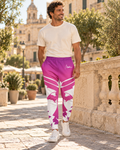 Modelo con jogger Silver Motion de M&G en una plaza mediterránea