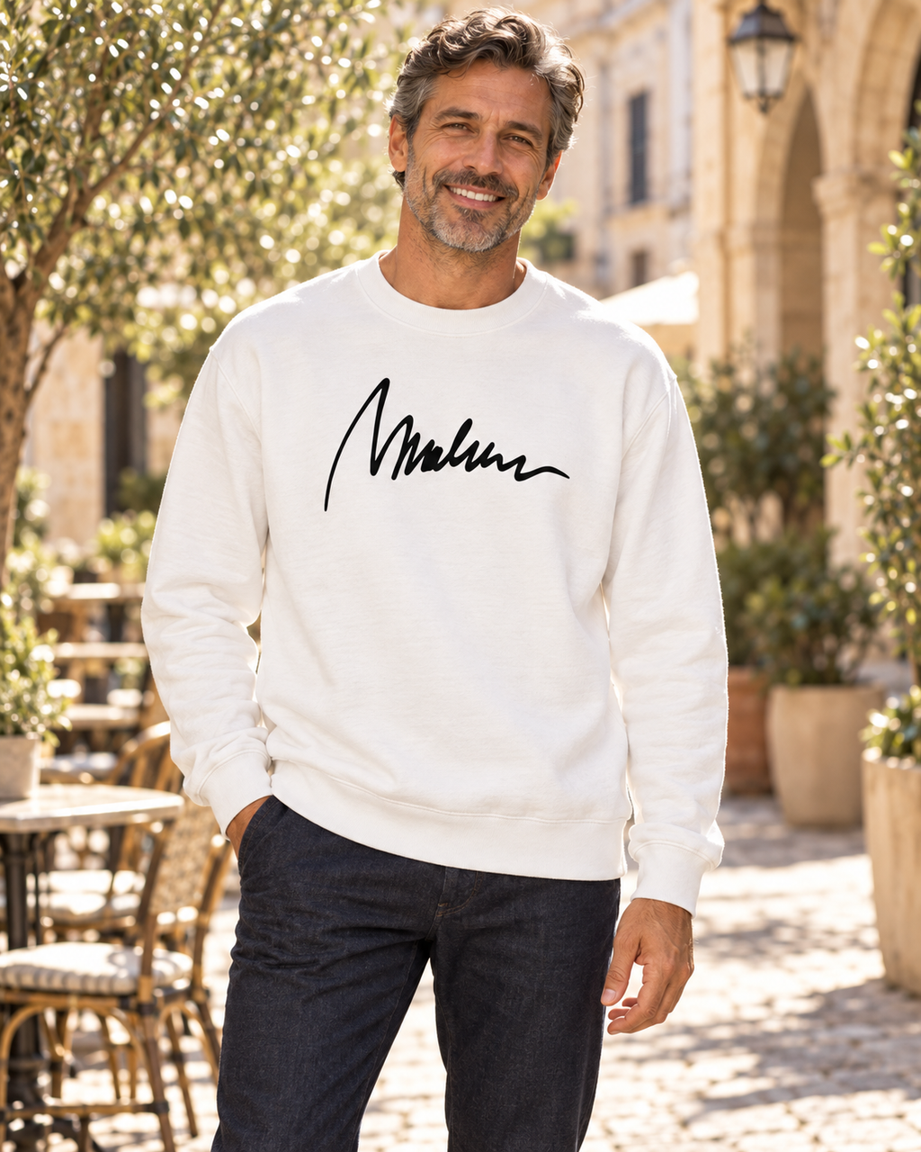 Marlene & Go — Silver Muse, modelo con sudadera blanca y firma negra en patio urbano