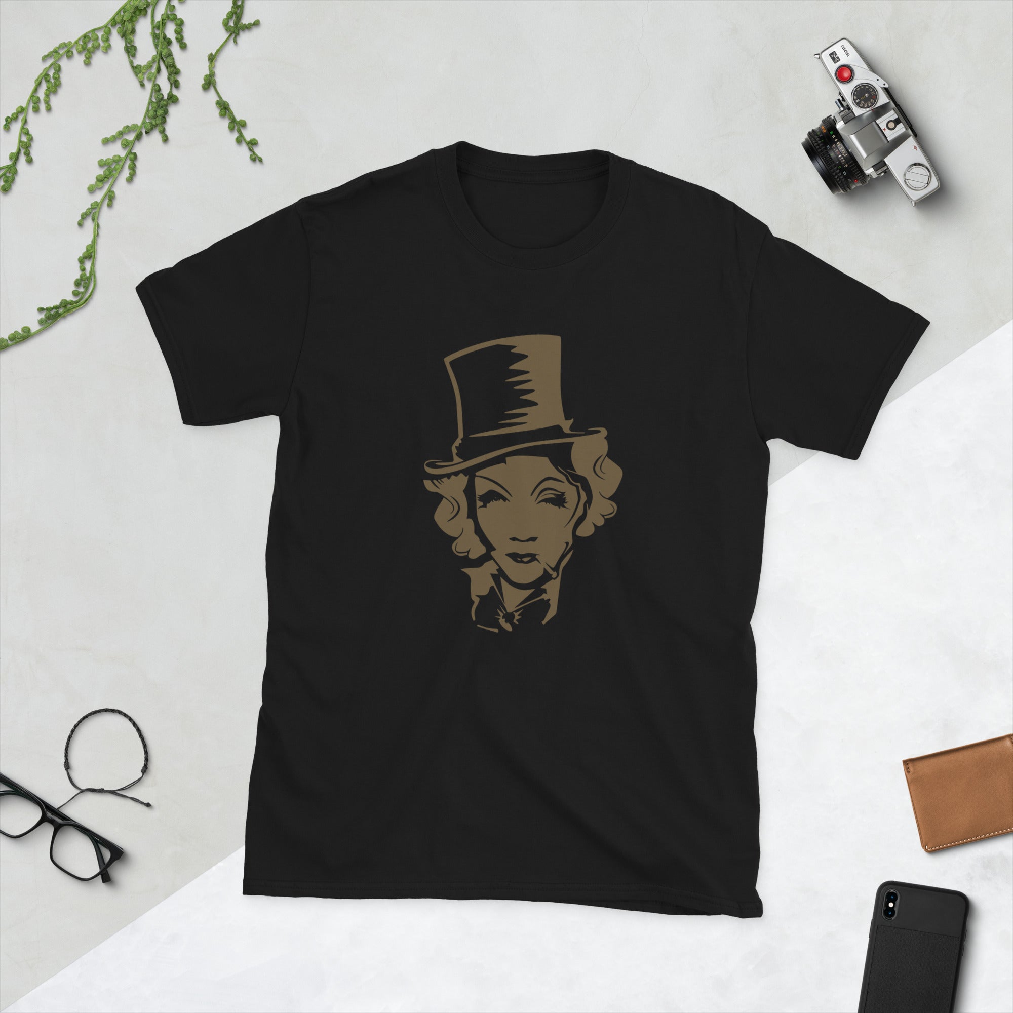 Camiseta unisex Marlene — retrato rosa — vista principal del diseño