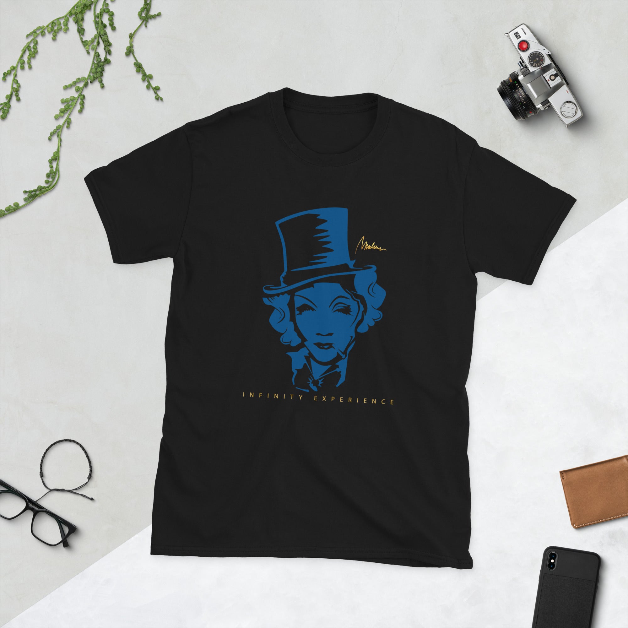 Camiseta unisex Marlene — retrato pop rosa — vista principal del diseño