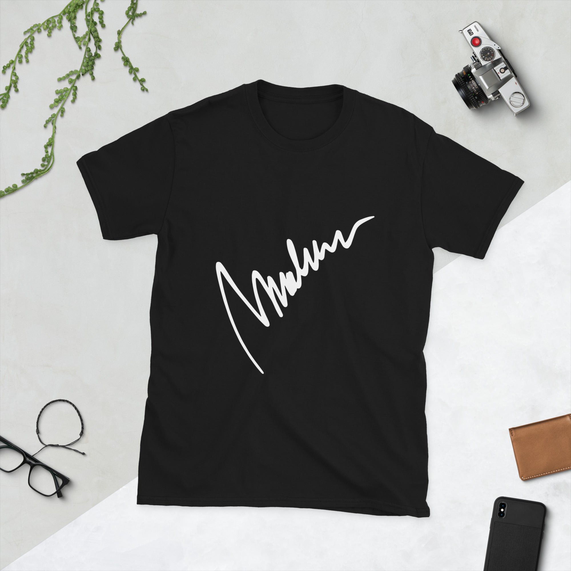 Camiseta unisex Marlene — firma blanca diagonal II — vista principal del diseño