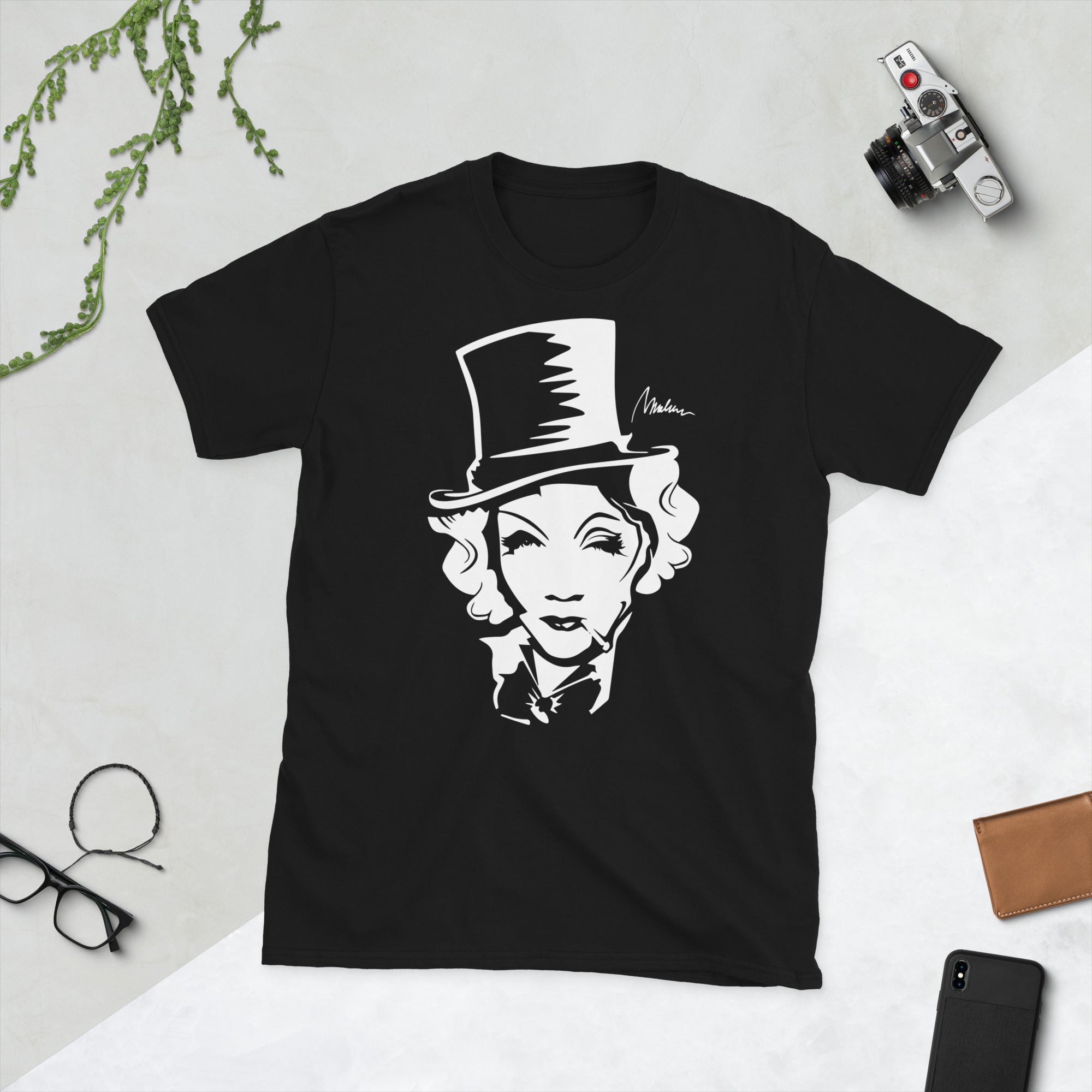 Camiseta unisex Marlene — retrato blanco sobre negro — vista principal del diseño