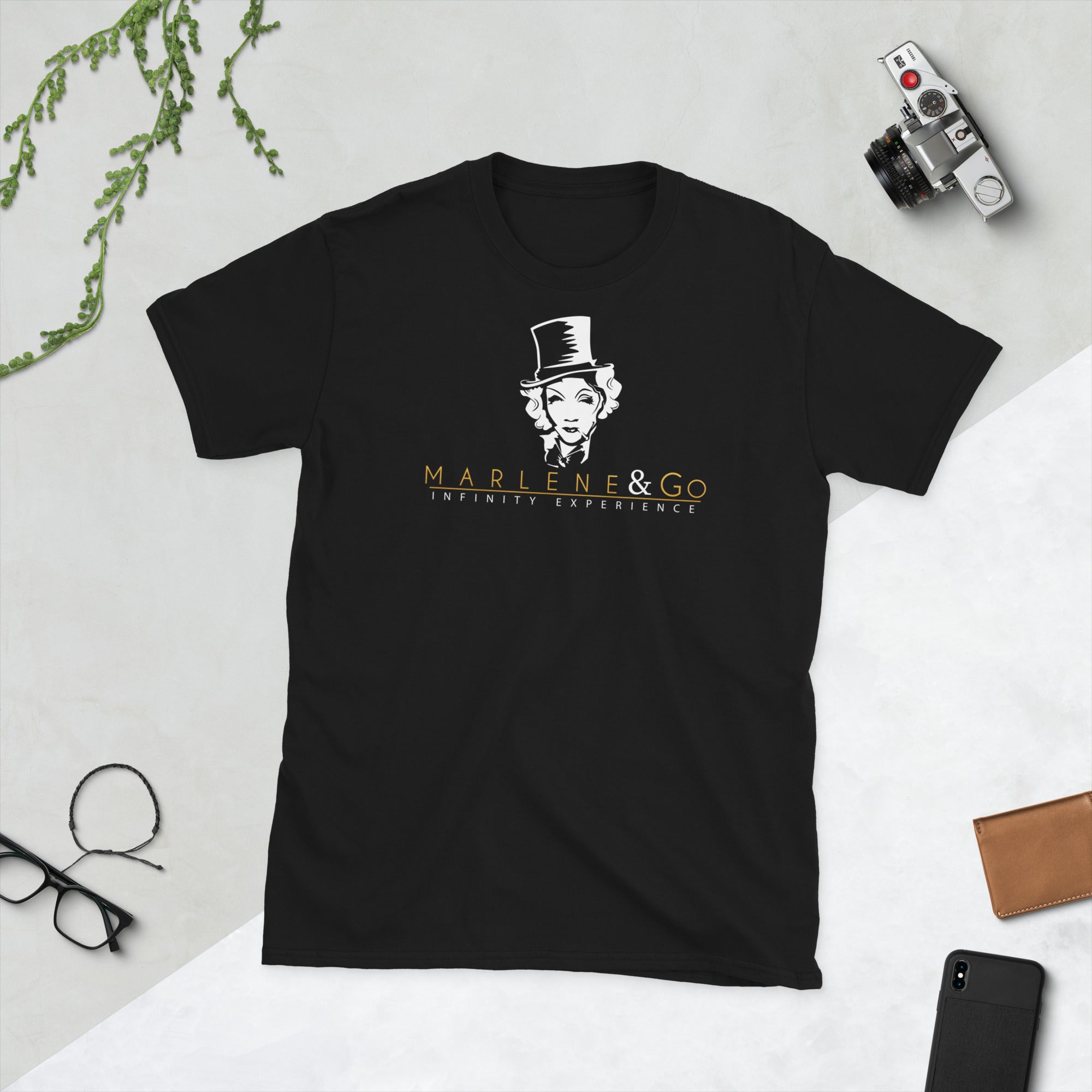 Camiseta unisex Marlene — logo dorado III — vista principal del diseño