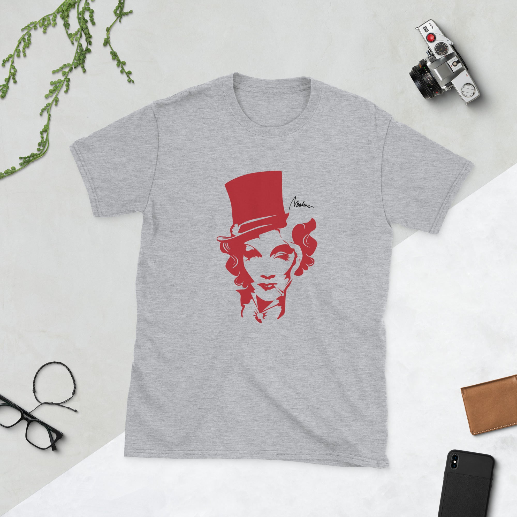 Camiseta unisex Marlene — retrato rojo I — vista principal del diseño