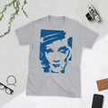 Camiseta unisex Marlene — retrato pop azul — vista principal del diseño