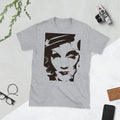 Camiseta unisex Marlene — firma blanca minimal — vista principal del diseño