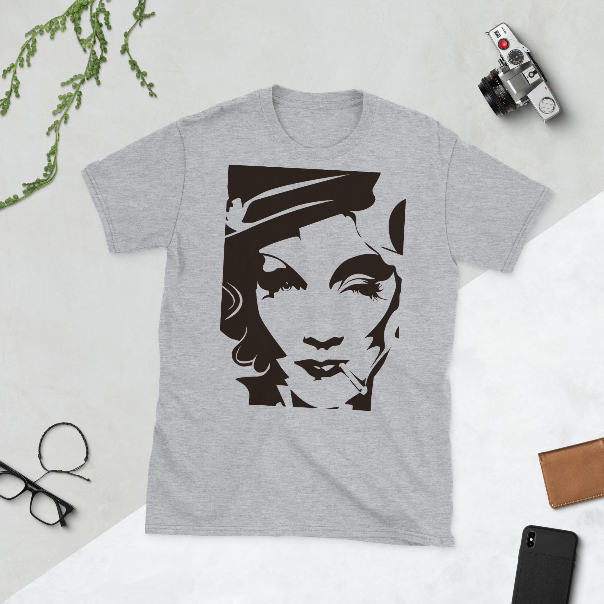 Camiseta unisex Marlene — firma blanca minimal — vista principal del diseño