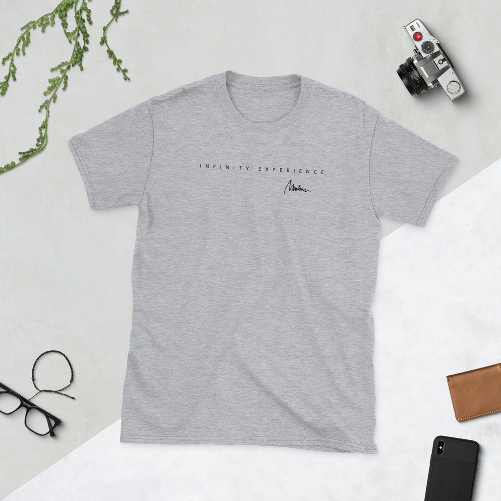 Camiseta unisex Marlene Infinity minimal — gris — vista principal del diseño