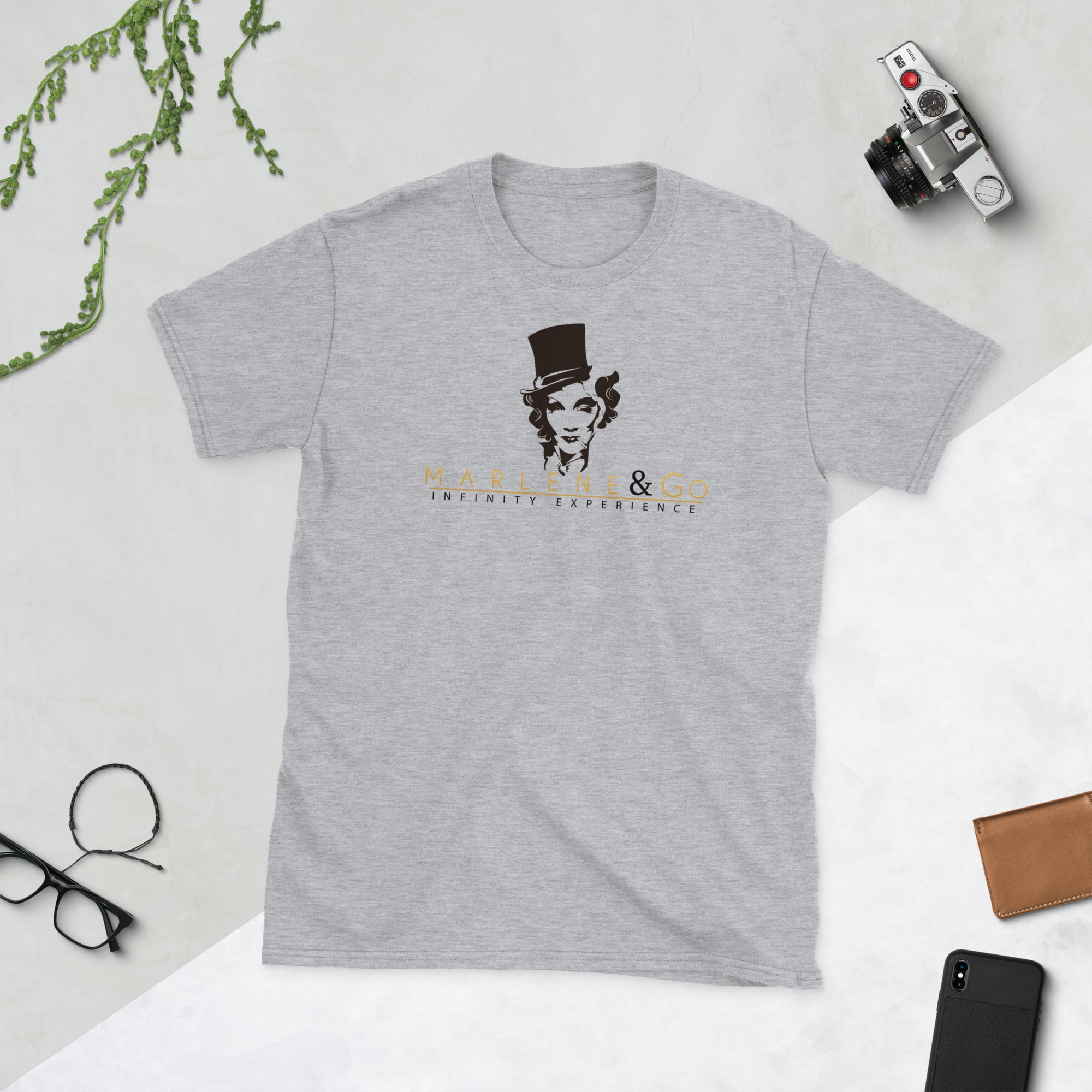 Camiseta unisex Marlene — logo dorado sobre gris I — vista principal del diseño