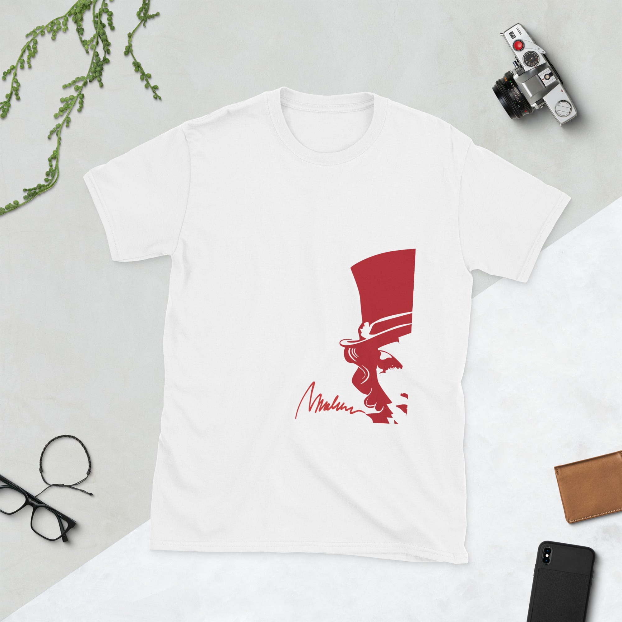 Camiseta unisex Marlene — perfil rojo — vista principal del diseño