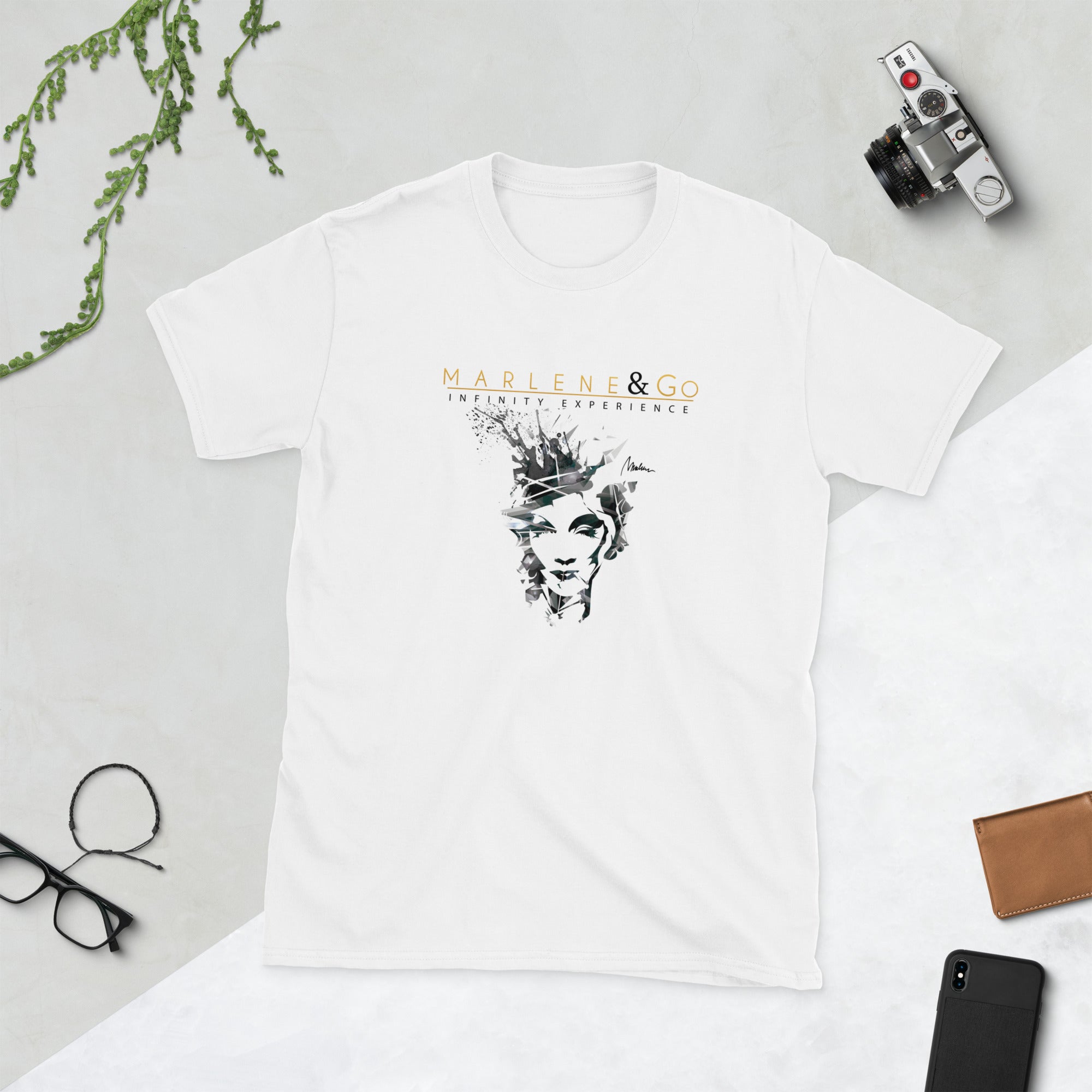 Camiseta unisex Marlene — retrato geométrico con logo — vista principal del diseño