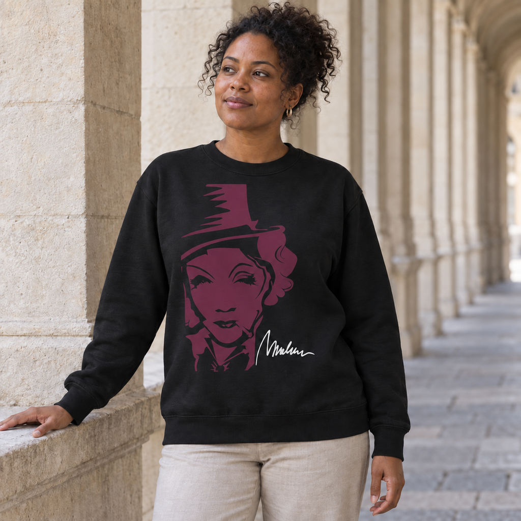 Velvet Noir — sudadera negra Marlene & Go con retrato granate y firma blanca, fotografía bajo soportales